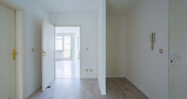 3 Immobilienmakler Potsdam - Flur mit Abstellnische-min.jpg