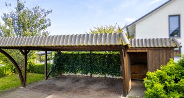 30.1 Carport und Geräteschuppen vor dem Haus - Immobilienmakler-Potsdam.jpg