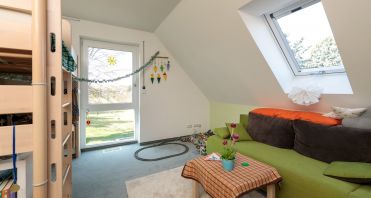 25 Kinderzimmer Bodentiefe Fenster - Immobilienmakler-Potsdam.jpg